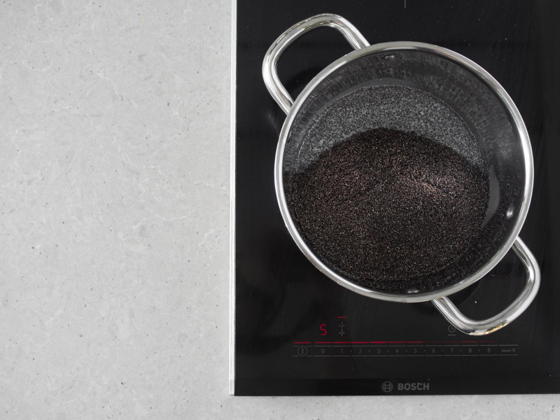 Mak zalany napojem sojowym w garnku na palniku kuchenki.