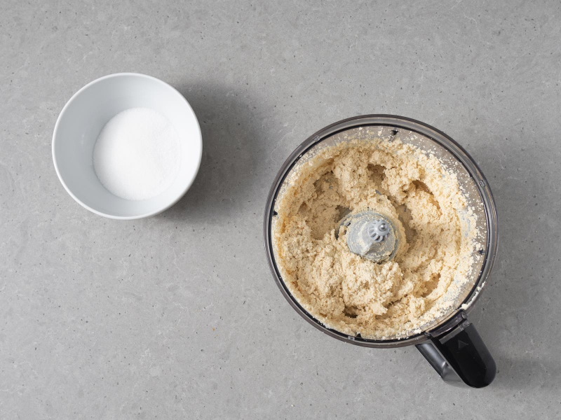 W miseczce cukier. Obok zblendowane tofu w malakserze.