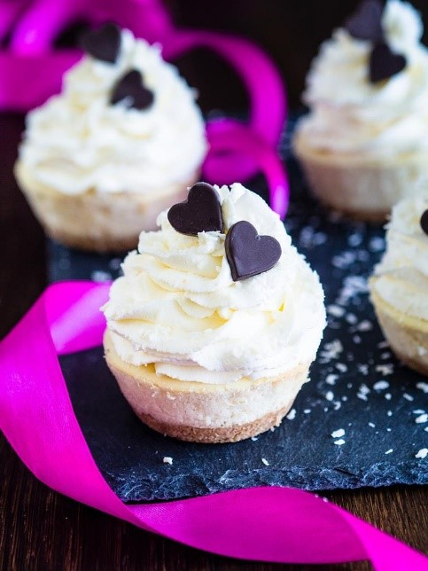 mini serniczki z kremem i czekoladowymi serduszkami