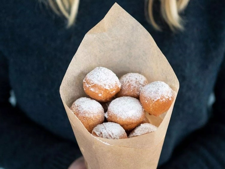 pączki serowe w papierowej tutce posypane cukrem pudrem