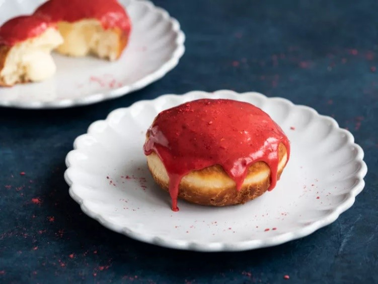 pączki z budyniem i kolorowym lukrem