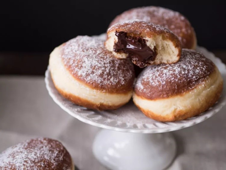 pączki z czekoladą i cukrem pudrem