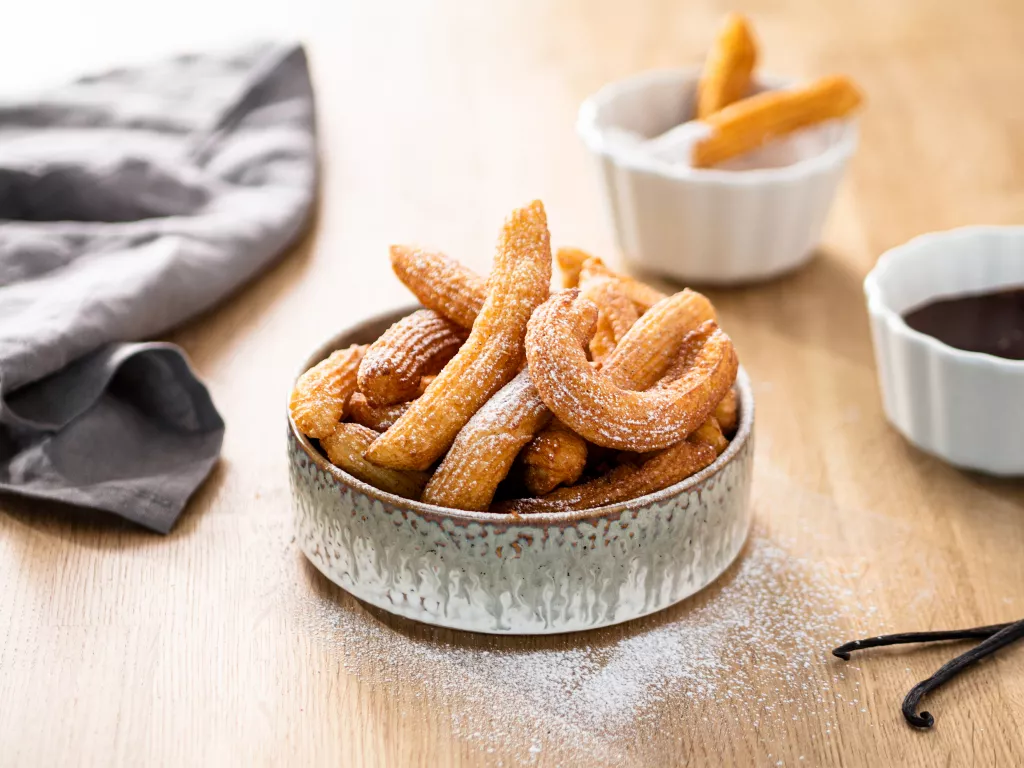 Churros mocno waniliowe z cukrem z wanilią i sosem czekoladowym - Wszystkiego Słodkiego