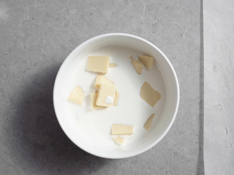 w miseczce kawałki białej czekolady ze śmietanką