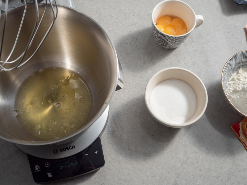 w robocie kuchennym bosch białka jajek obok miseczka