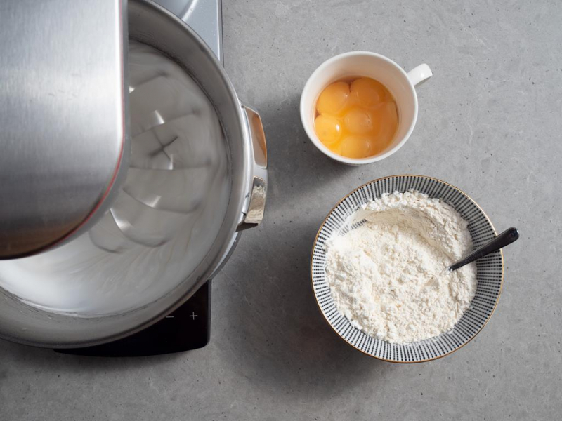 w misie robota ubite białka, w białej filiżance żółtka, w miseczce mąka