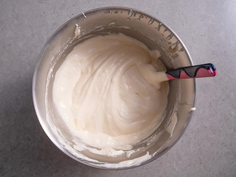 w stalowej misce przygotowane ciasto biszkoptowe