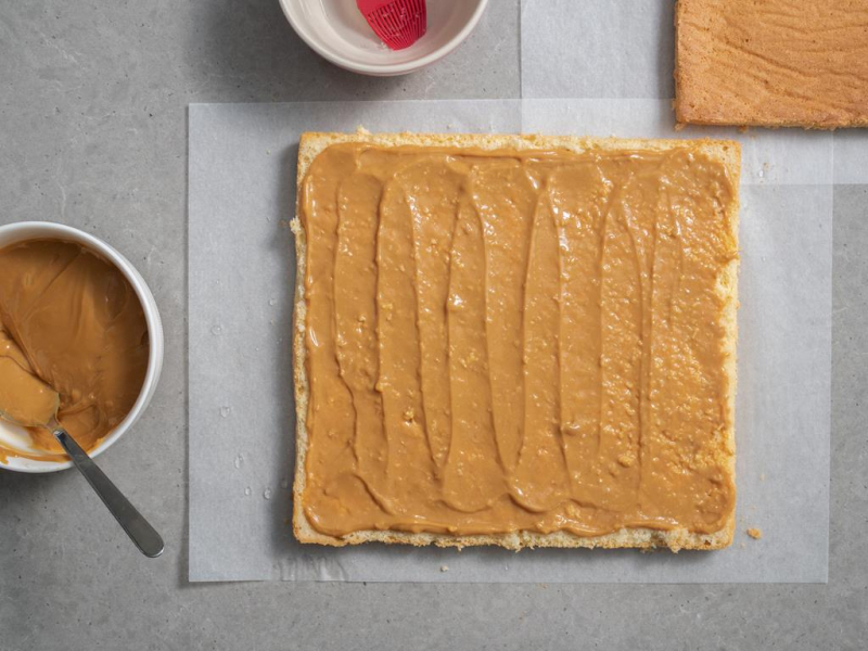 przekrojony biszkopt przesmarowany masą kajmakową