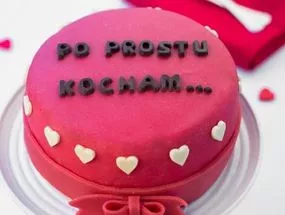 Walentynkowy torcik marcepanowy z kremem waniliowym, warstwą malinową i czerwoną masą marcepanową, ozdobiony czekoladowymi literkami i serduszkami - Wszystkiego Słodkiego