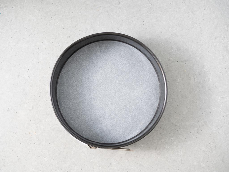 Tortownica firmy Dr. Oetker wyłożona papierem do pieczenia.