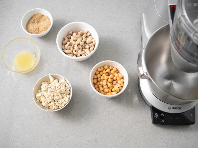 W miseczkach ciecierzyca, orzechy nerkowca, tofu, cukier trzcinowy i sok z cytryny.