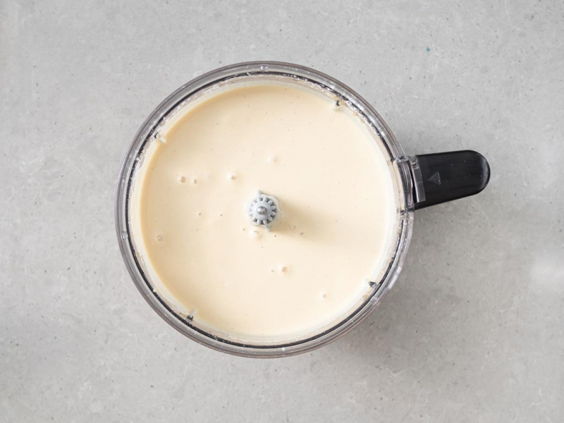 W misie malaksera zblendowana masa na sernik wegański.