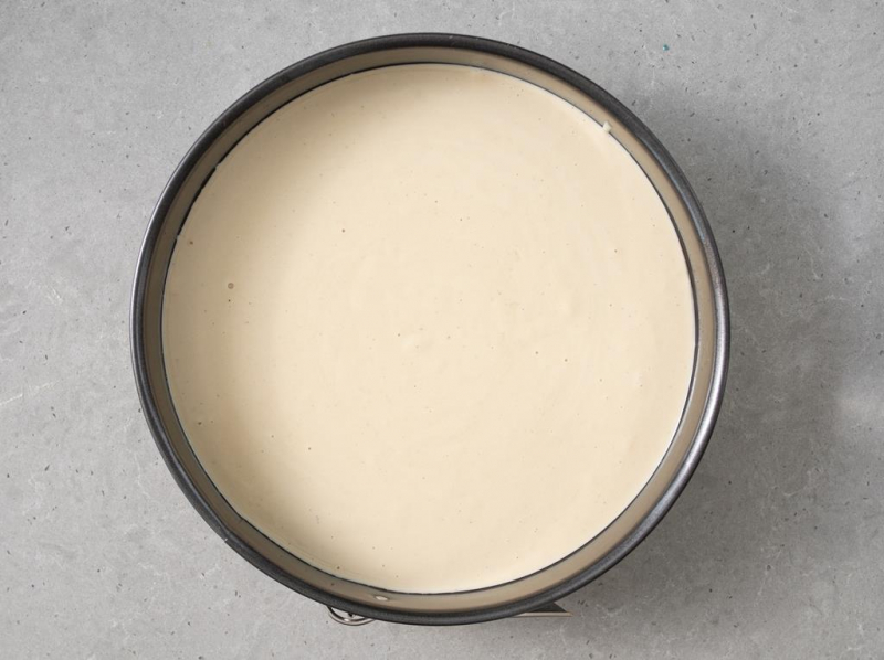 Sernik wegański w formie Dr. Oetkera przed upieczeniem.