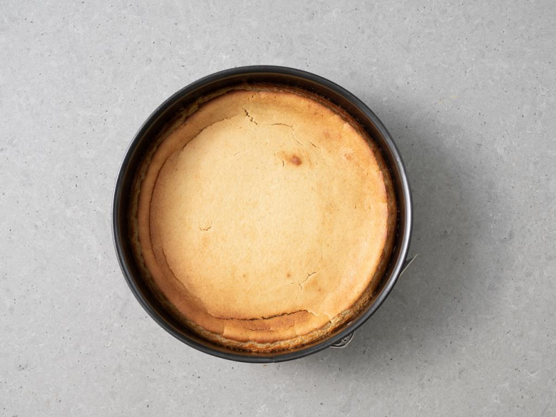 Upieczone sernik wegański a'la sernik wiedeński.