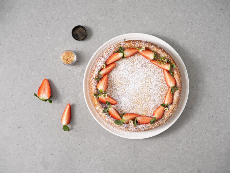 Tofurnik a'la wiedeński oprószony cukrem pudrem z truskawkami.