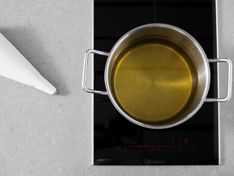 Nagrzany olej w garnku.