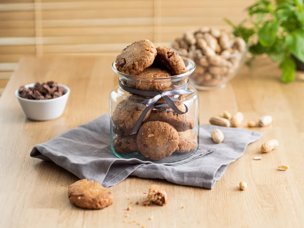 Ciasteczka z masłem orzechowym i czekoladą w słoiku - Wszystkiego Słodkiego