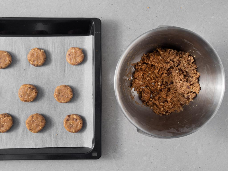 Na blasze ciasteczka z masłem orzechowym przed pieczeniem.