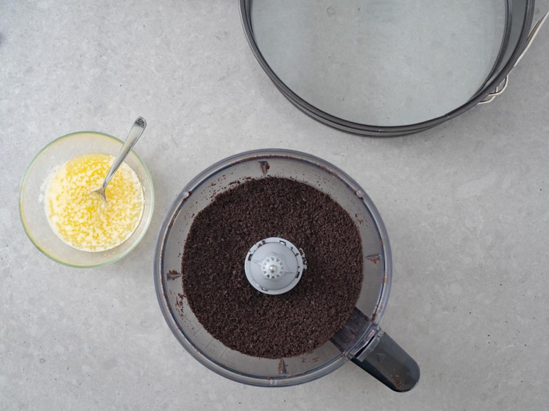 pokruszone ciasteczka oreo w malakserze bosch, w miseczce rozpuszczone masło