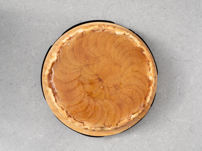 Gotowa tarta tatin.