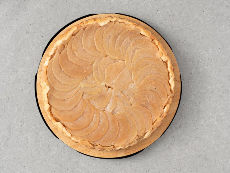 Upieczona tarta tatin.