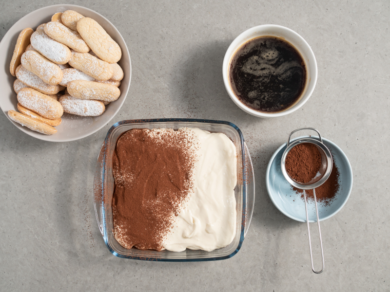 pierwsza warstwa kremu do tiramisu, kawa, kakao , biszkopty