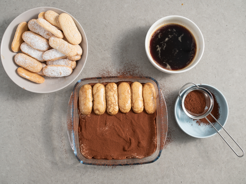 druga warstwa biszkoptów na kremie