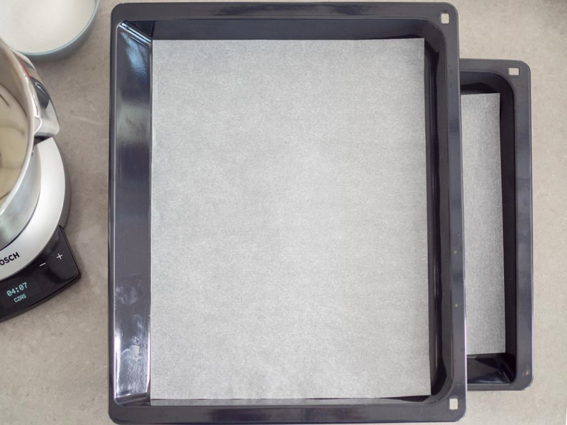 blachy z wyposażenia piekarnika na blacie