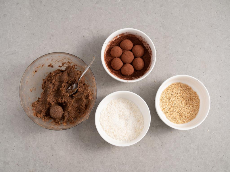 formowanie kulek i obtaczanie w kakao, sezamie i wiórkach kokosowych