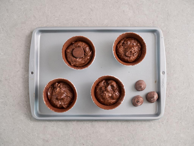 ciasto na fondant czekoladowy lava cake w kokilkach przed upieczeniem, obok czekoladowe trufle