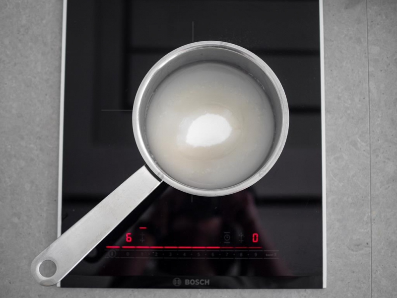 w rondelku na płycie indukcyjnej bosch cukier zalany wodą