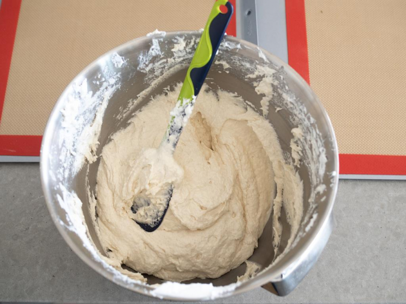 w misie metalowej ciasto na makaroniki