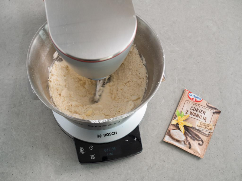 masło, mąka, cukier z wanilią Dr. Oetkera, cukier puder, żółtka