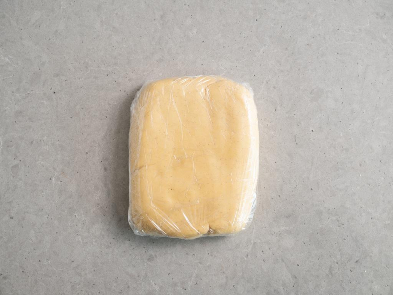 ciasto na kruchy spód w folii spożywczej