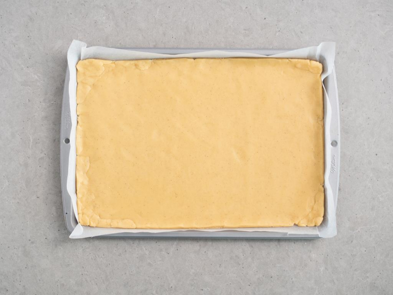 ciasto na kruchy spód wyłożone na blasze