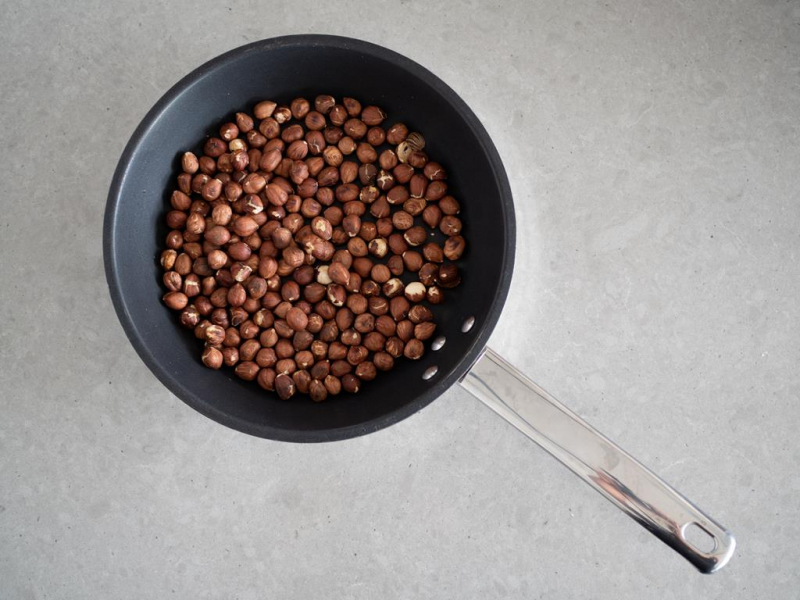 orzechy laskowe na patelni