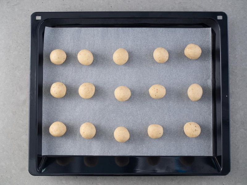 na blaszce z piekarnika kulki ciasta na ciasteczka orzechowe