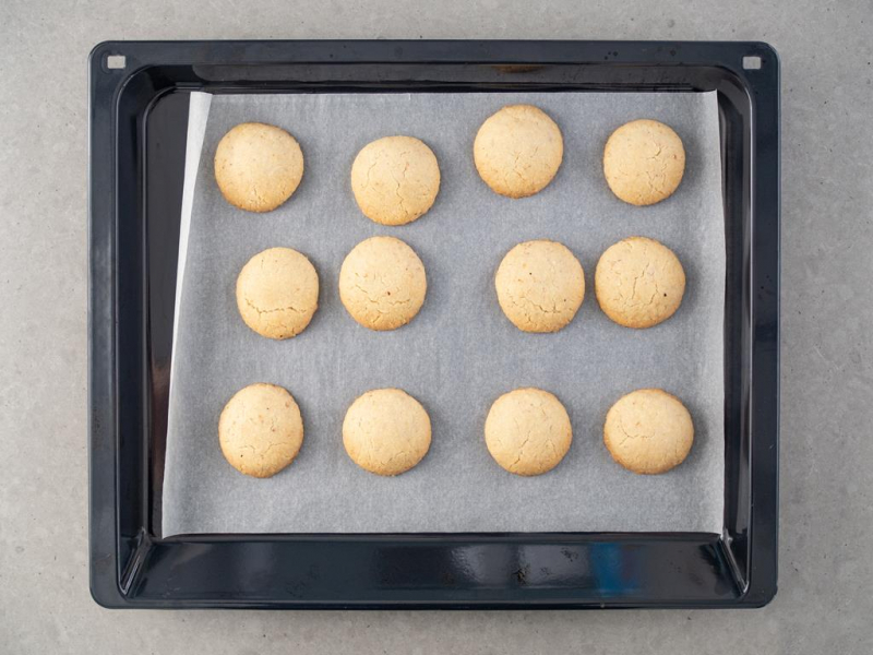 na blaszce wyłożonej papierem ciasteczka orzechowe całuski