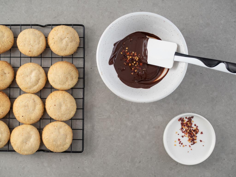 orzechowe całuski na kratce do studzenia obok czekolada i chili