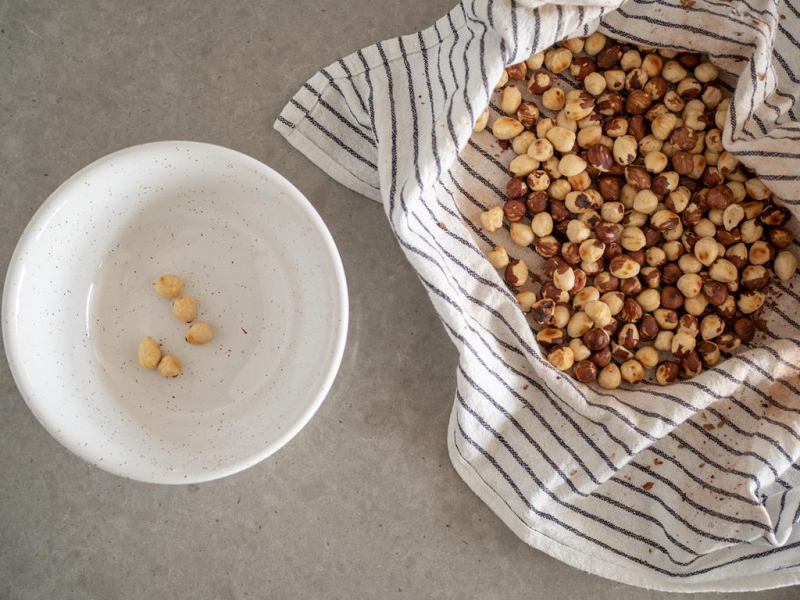 ściąganie skórki z orzechów laskowych, orzechy w ściereczce