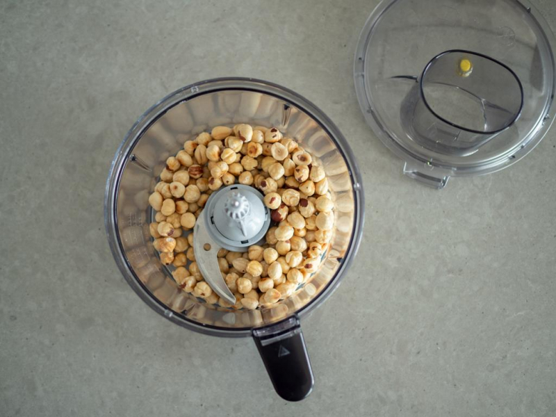 robienie mąki z orzechów laskowych, orzechy w malakserze