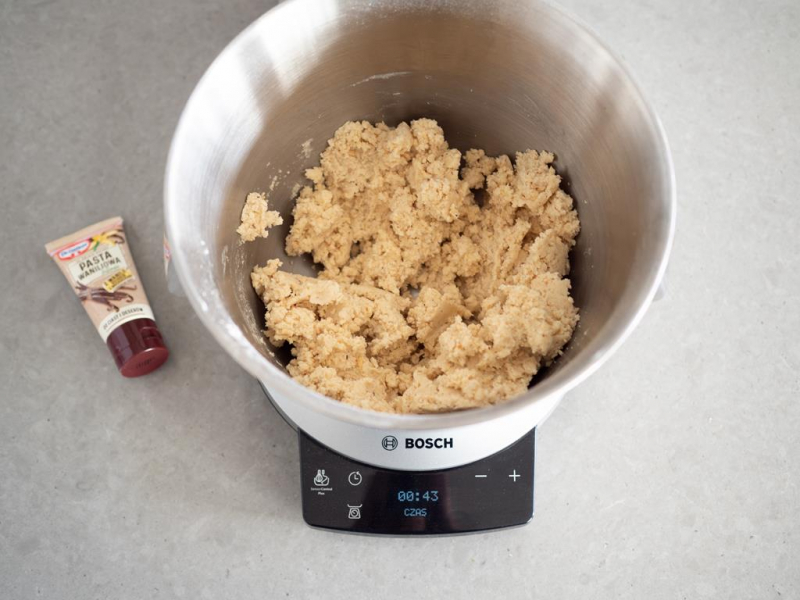 ciasto w misie robota bosch na ciasteczka orzechowe całuski obok pasta z wanilii dr. Oetkera