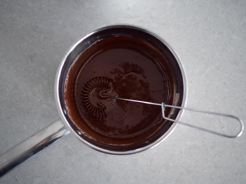 w rondelku rozpuszczona czekolada