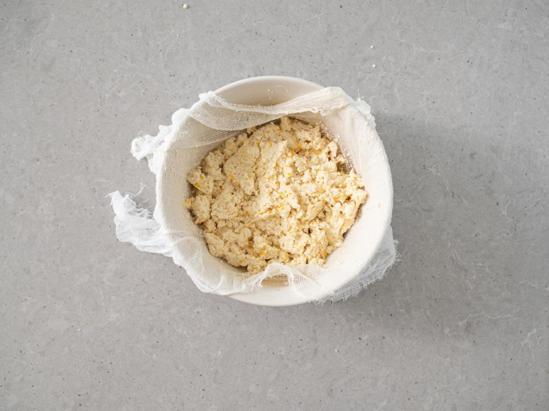 durszlak wyłożony gazą z masą po oddzieleniu serwatki