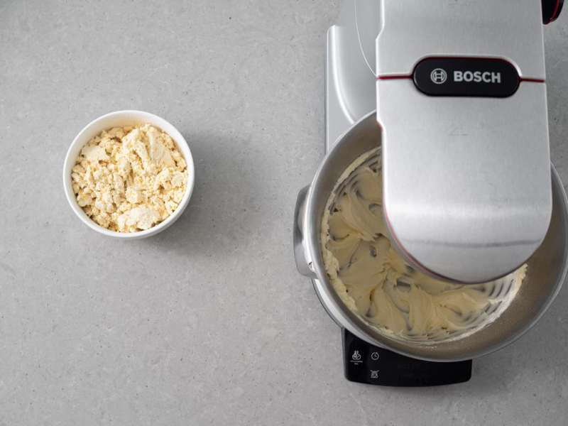 miseczka z serem, masło ucierane z cukrem w mikserze