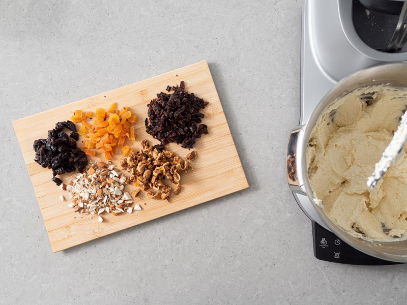 posiekane bakalie i migdały na desce do krojenia