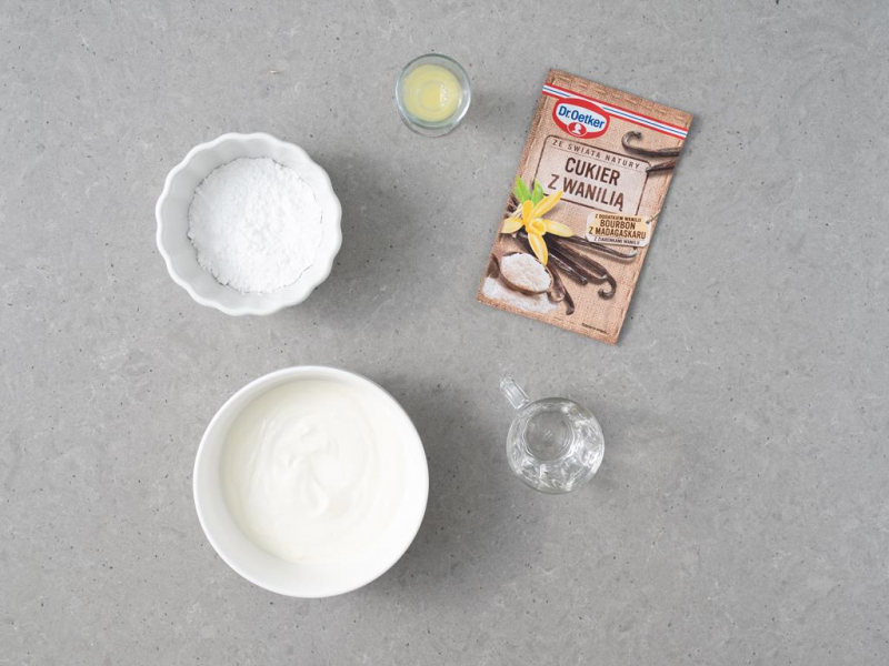 W miseczce śmietana, cukier puder, woda różana, cukier z wanilią Dr. Oetkera i sok z cytryny.