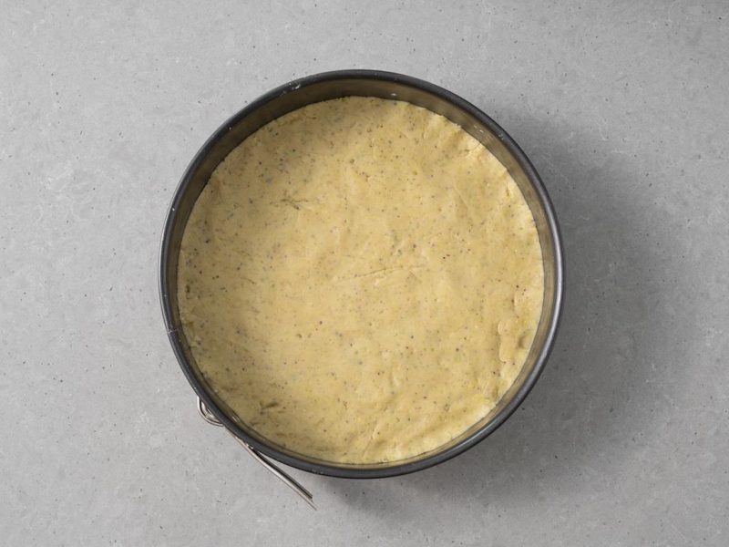 Rozwałkowane ciasto w tortownicy ze szklanym, wyjmowanym dnem,