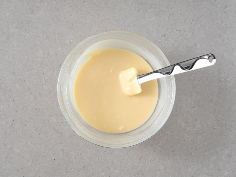 Wymieszana biała czekolada ze śmietanką.