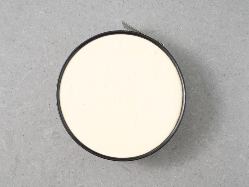 Masa serowa wylana do tortownicy.